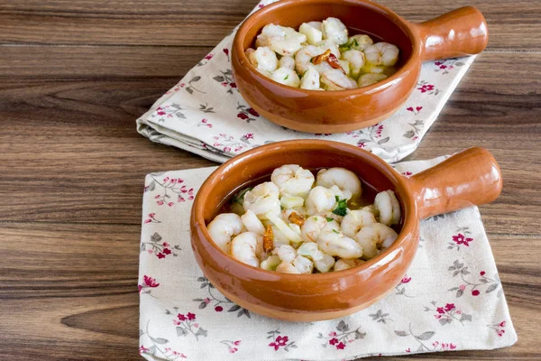 Crevettes à l'ail servies dans une casserole en argile . — Photo