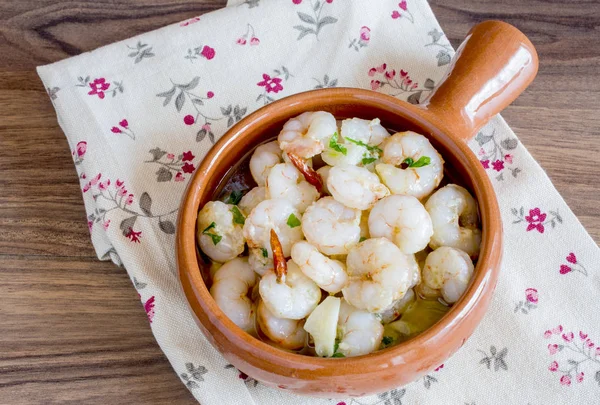 Langostinos de ajo servidos en una olla de barro . —  Fotos de Stock