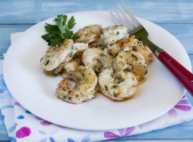 Tabak karides ve karides ile sarımsak ile