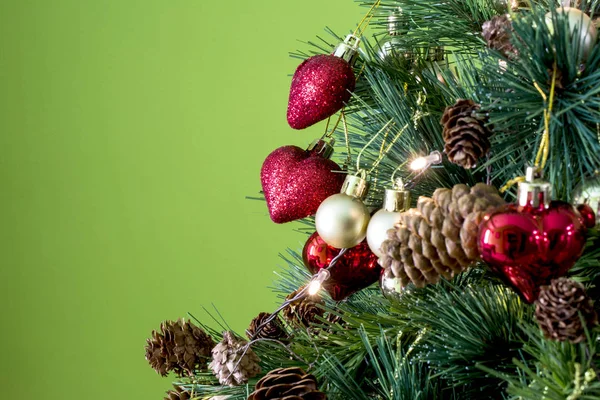 Weihnachtsdekoration leuchtende rote Herzen — Stockfoto