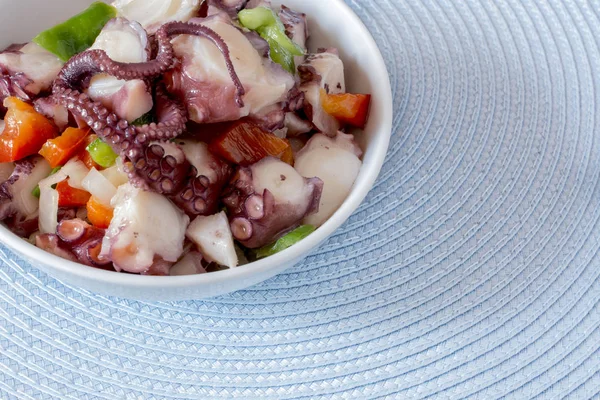 Chobotnicový salát s vinaigrette omáčkou. — Stock fotografie