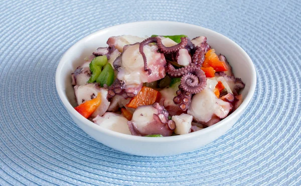 Chobotnicový salát s vinaigrette omáčkou. — Stock fotografie