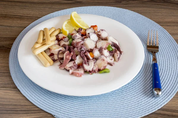 Octopus salat med vinaigrette sauce . - Stock-foto