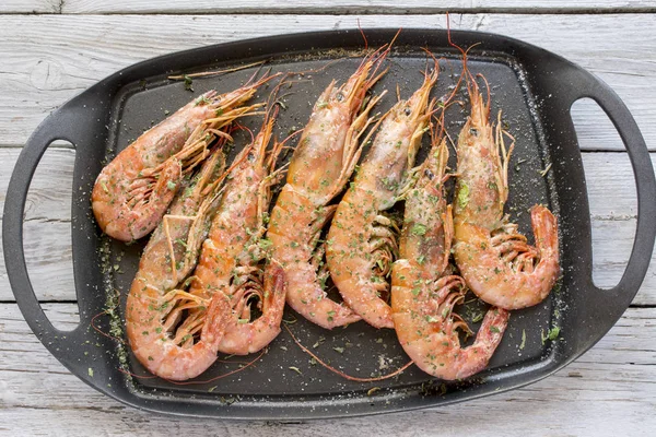 Gegrillte Garnelen auf einem Tablett serviert — Stockfoto