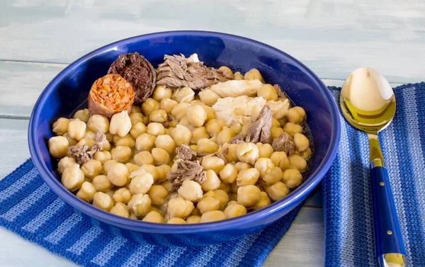 Madrid stew, typisch Spaans gerecht met kikkererwten, groenten en vlees. — Stockfoto