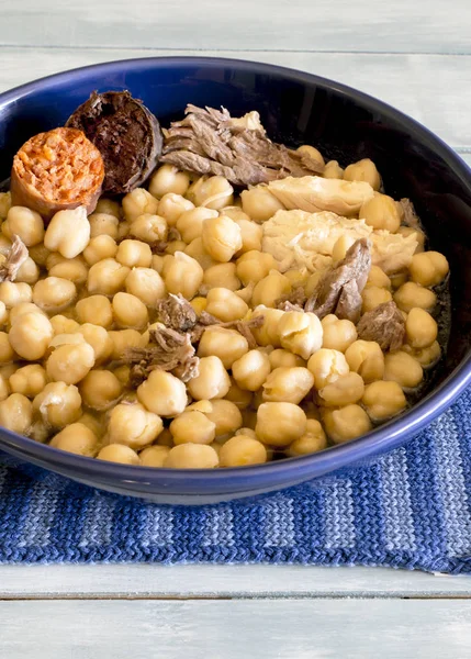 Madrid gryta, typisk spansk maträtt med kikärtor, grönsaker och kött. — Stockfoto