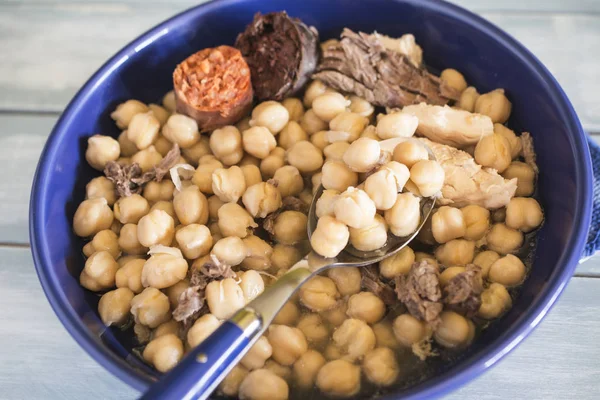 Madrid stew, typisch Spaans gerecht met kikkererwten, groenten en vlees. — Stockfoto