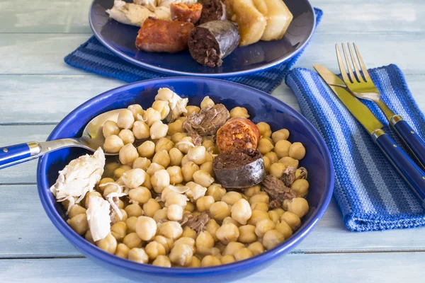 Estofado madrileño, plato típico español con garbanzos, verduras y carne . — Foto de Stock