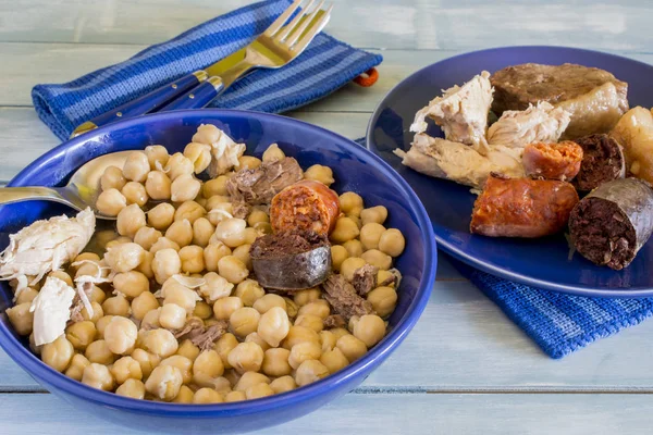 Madrid stew, typical Spanish dish with chickpeas, vegetables and meat. — Stock Image Madrid stew, typical Spanish dish with chickpeas, vegetables and meat. Stock Picture