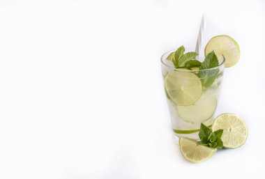 Mojito beyaz arka planda yenileme.