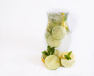 Mojito beyaz arka planda yenileme.