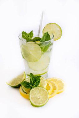 Mojito beyaz arka planda yenileme.