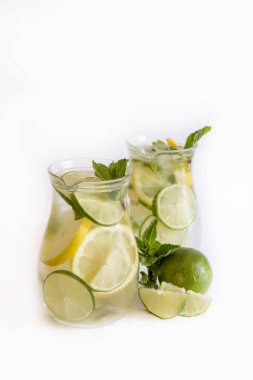 Mojito beyaz arka planda yenileme.