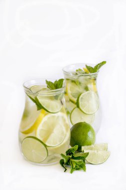 Mojito beyaz arka planda yenileme.