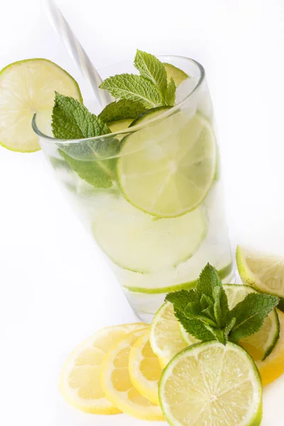 Mojito refrescante sobre fondo blanco . — Foto de Stock