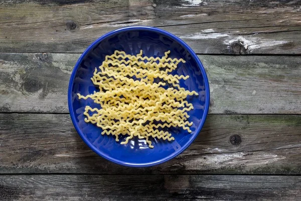 Italiensk pasta Tagliatelle serveras på tallrik på rustika trä bakgrund, — Stockfoto