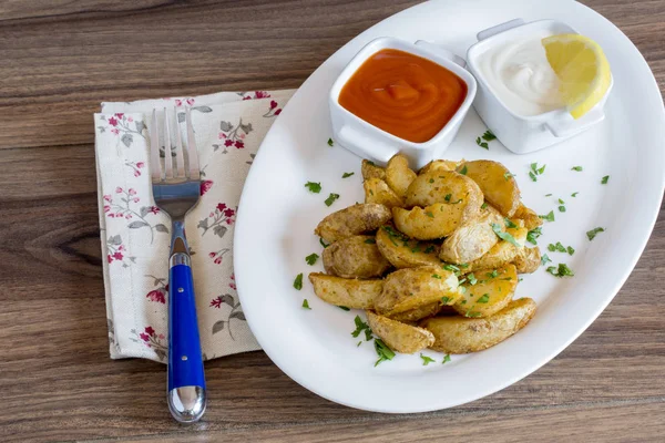 Batatas fritas servidas em um prato . — Fotografia de Stock