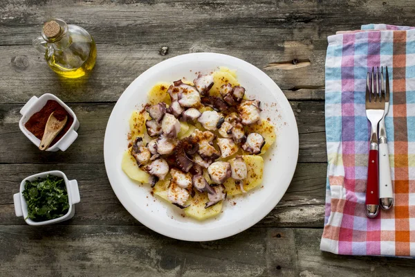 Ahtapot a la gallega yemeği ile Bodegon — Stok fotoğraf