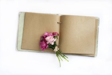 Açık defter üzerinde gül buketi