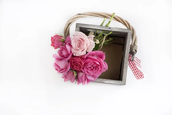 Μπουκέτο με φυσικά τριαντάφυλλα σε λευκό φόντο. — Φωτογραφία Αρχείου