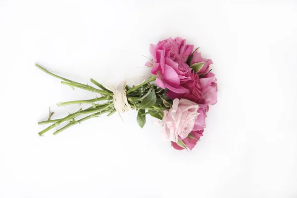 Ramo de rosas naturales sobre fondo blanco . — Foto de Stock