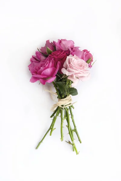 Bukett av naturliga rosor på vit bakgrund. — Stockfoto