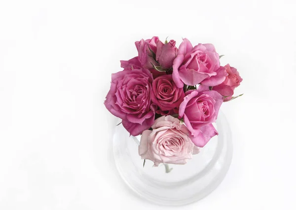 Bouquet de roses naturelles sur fond blanc . — Photo