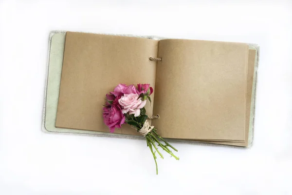 Bouquet di rose su taccuino aperto — Foto Stock