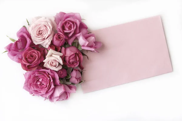 Karta s růžemi na bílém pozadí — Stock fotografie