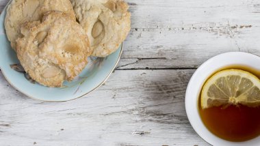 Bir fincan yeşil çay.