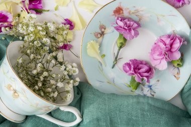 Çiçek ile yaratıcı kompozisyon