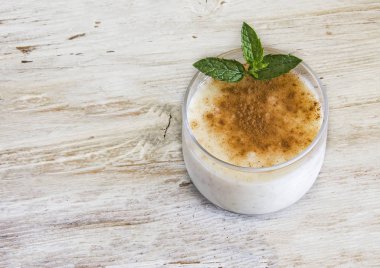 Pirinç süt ve tarçın.