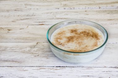 Pirinç süt ve tarçın.