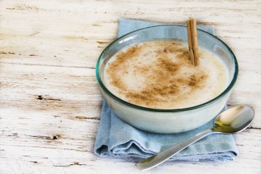 Pirinç süt ve tarçın.