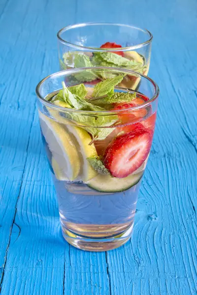 Bebida dietética de desintoxicação com suco de limão, morangos e pepino . — Fotografia de Stock