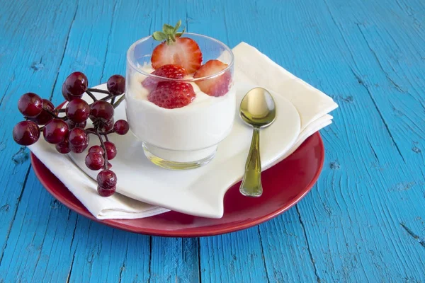 Crema di cioccolato bianco con fragole, è un Natale de — Foto Stock