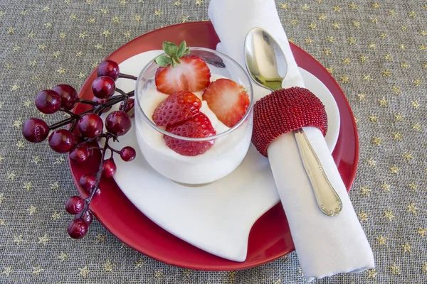 Cream of white chocolate with strawberries, it is a Christmas de — Stock Photo, Image