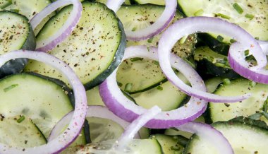 Kırmızı soğan ve toz biber salatalık salatası.