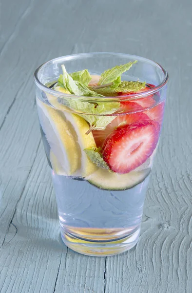 Bebida dietética de desintoxicación con zumo de limón, fresas y pepino . —  Fotos de Stock