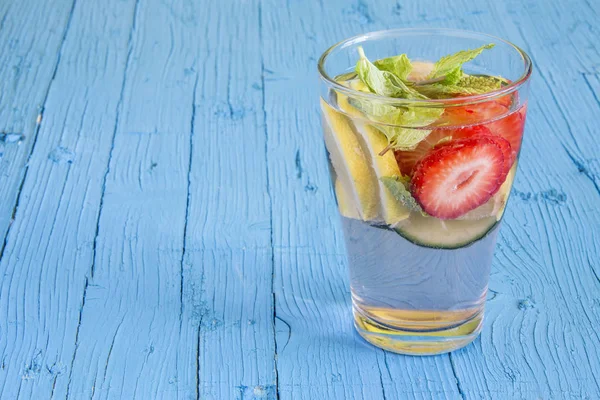 Bebida dietética de desintoxicación con zumo de limón, fresas y pepino . —  Fotos de Stock