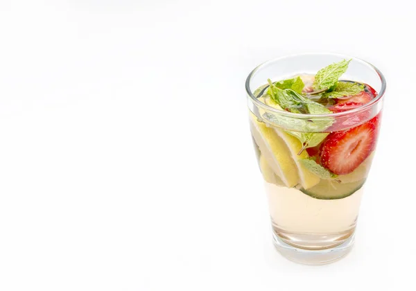 Bebida dietética de desintoxicación con zumo de limón, fresas y pepino . — Foto de Stock