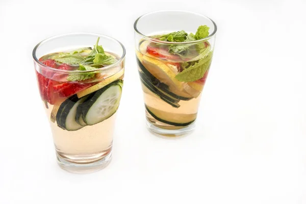 Bebida dietética de desintoxicación con zumo de limón, fresas y pepino . — Foto de Stock
