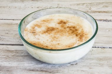 Pirinç süt ve tarçın.