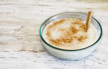 Pirinç süt ve tarçın.