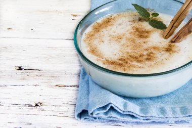 Pirinç süt ve tarçın.