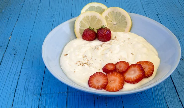 Crema de limón con fresas —  Fotos de Stock