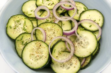 Kırmızı soğan ve toz biber salatalık salatası.