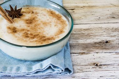 Pirinç süt ve tarçın.