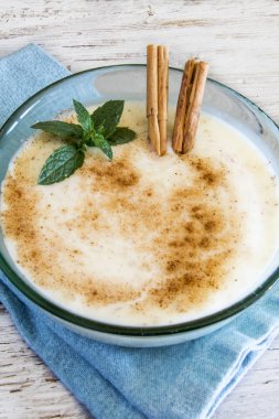 Pirinç süt ve tarçın.