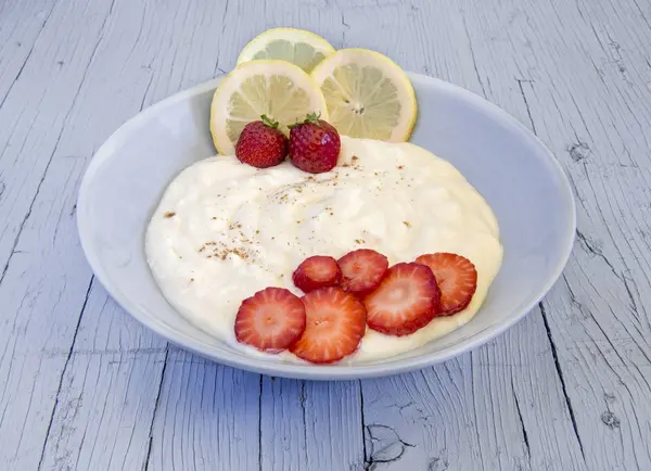 Crema de limón con fresas —  Fotos de Stock